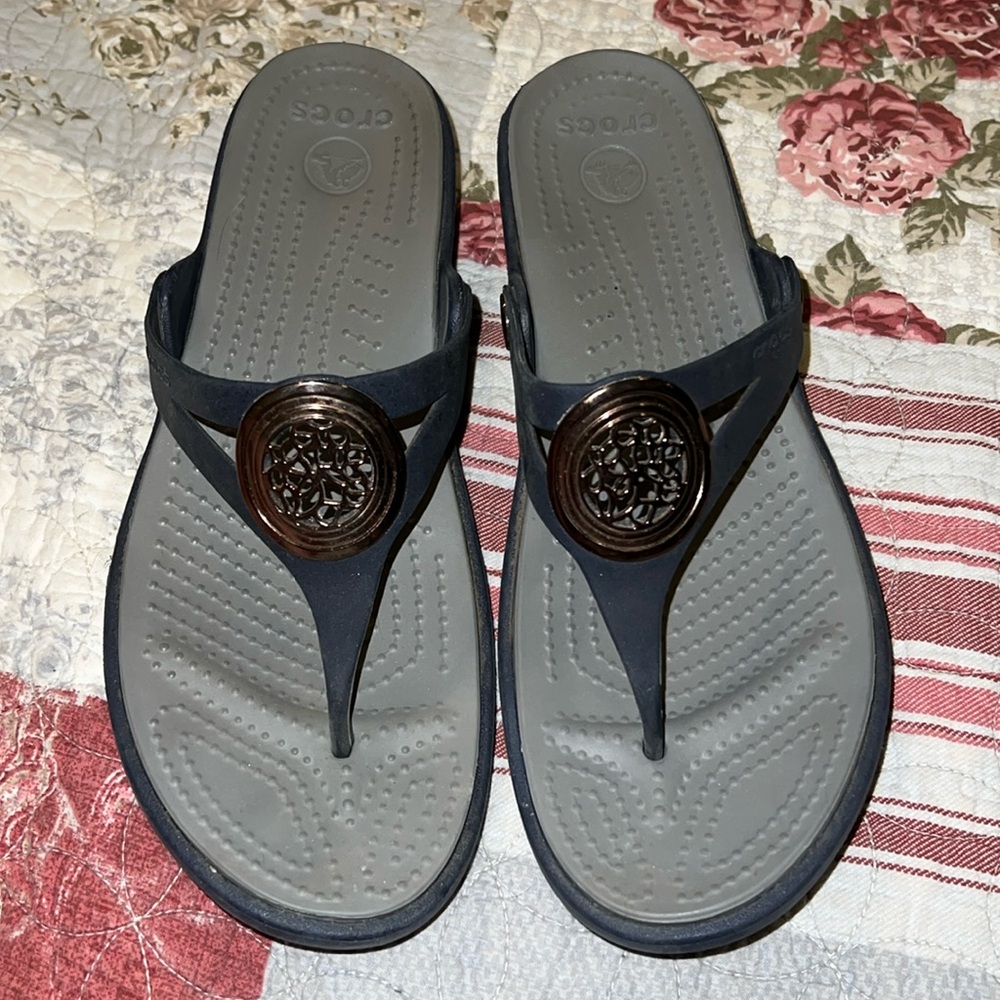 Crocs Sanrah NEW Women 9 Navy Filagree Medallion Wedge Thong Sandals Beachy